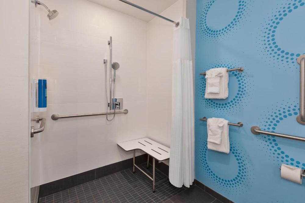 King Room with Roll-In Shower - Mobility Access interior